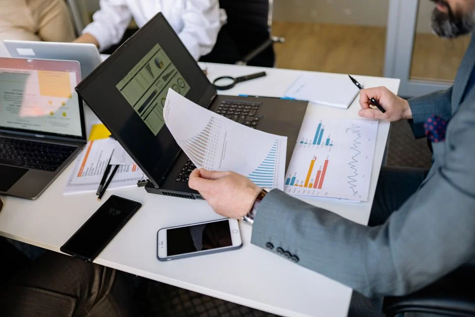 Des blocs en bois formant SEO sur un clavier d’ordinateur portable illustrent des notions de marketing digital.